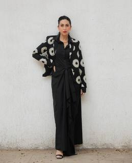 Karisma Kapoor feet photo thumbnail