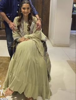 Sonam Kapoor feet photo thumbnail