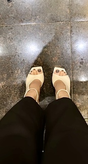 Karisma Kapoor feet photo thumbnail