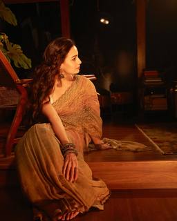 Dia Mirza feet photo thumbnail