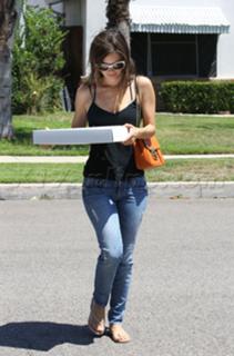 Rachel Bilson feet photo thumbnail