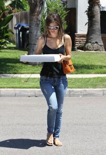 Rachel Bilson feet photo thumbnail