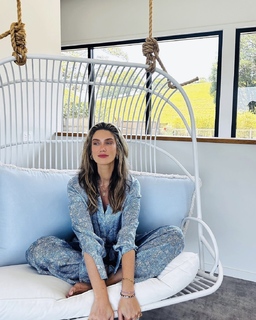 Delta Goodrem feet photo thumbnail