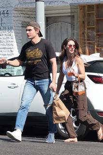 Alison Brie feet photo thumbnail
