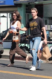 Alison Brie feet photo thumbnail