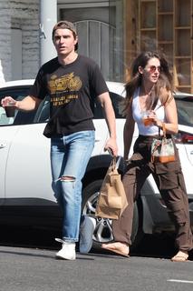 Alison Brie feet photo thumbnail