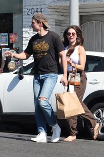Alison Brie feet photo thumbnail