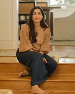 Freida Pinto feet photo thumbnail