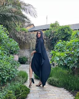 Freida Pinto feet photo thumbnail