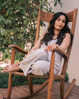 Freida Pinto feet photo thumbnail
