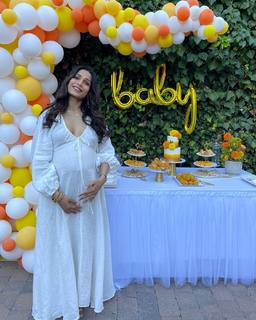 Freida Pinto feet photo thumbnail