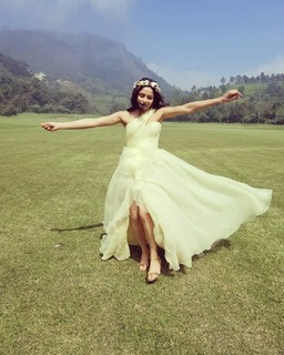 Freida Pinto feet photo thumbnail