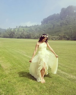 Freida Pinto feet photo thumbnail