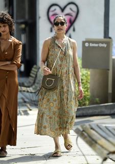 Freida Pinto feet photo thumbnail