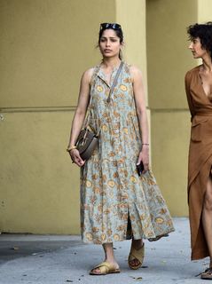 Freida Pinto feet photo thumbnail