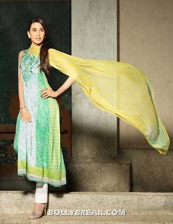 Karisma Kapoor feet photo thumbnail