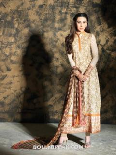 Karisma Kapoor feet photo thumbnail