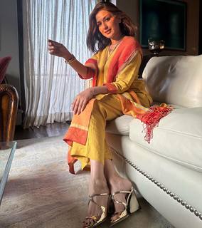 Sonali Bendre feet photo thumbnail