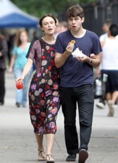 Keira Knightley feet photo thumbnail