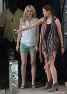 Dakota Fanning feet photo thumbnail
