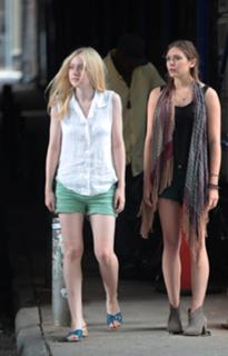 Dakota Fanning feet photo thumbnail