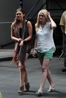 Dakota Fanning feet photo thumbnail