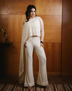 Raveena Tandon feet photo thumbnail