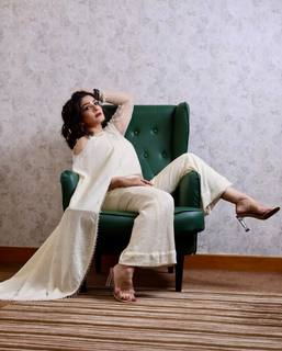 Raveena Tandon feet photo thumbnail