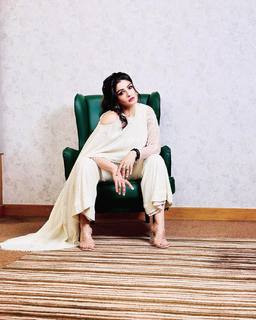 Raveena Tandon feet photo thumbnail