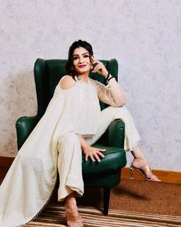 Raveena Tandon feet photo thumbnail