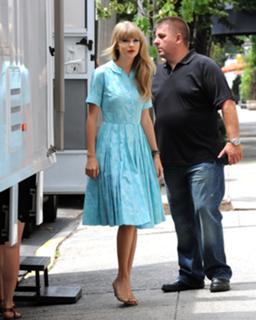 Taylor Swift feet photo thumbnail