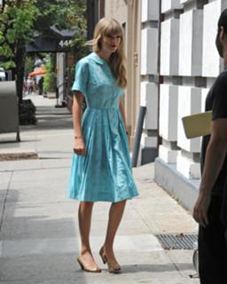 Taylor Swift feet photo thumbnail