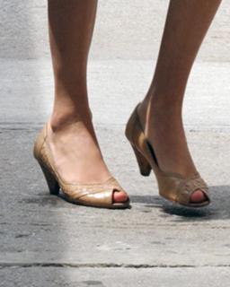 Taylor Swift feet photo thumbnail