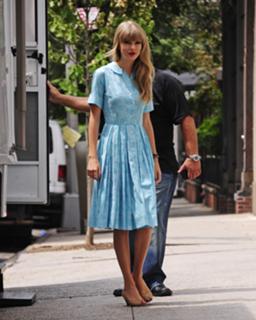 Taylor Swift feet photo thumbnail