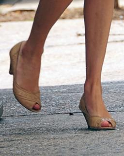 Taylor Swift feet photo thumbnail