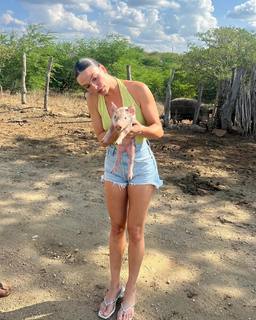 Isis Valverde feet photo thumbnail