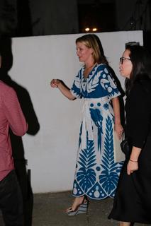 Elizabeth Banks feet photo thumbnail