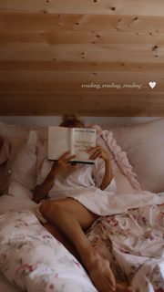 Pamela Anderson feet photo thumbnail
