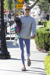 Alessandra Ambrosio feet photo thumbnail