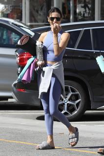 Alessandra Ambrosio feet photo thumbnail