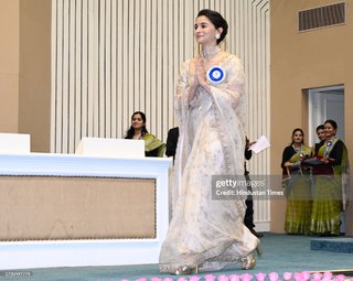 Alia Bhatt feet photo thumbnail