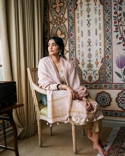 Sonam Kapoor feet photo thumbnail