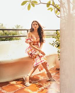 Aditi Rao Hydari feet photo thumbnail
