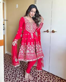 Hina Khan feet photo thumbnail