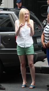 Dakota Fanning feet photo thumbnail