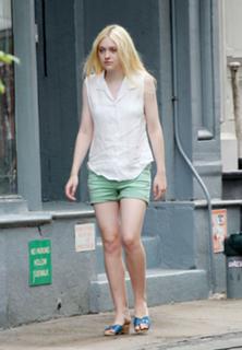 Dakota Fanning feet photo thumbnail