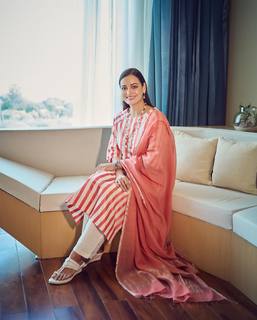 Dia Mirza feet photo thumbnail