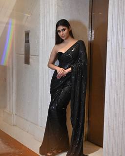 Mouni Roy feet photo thumbnail