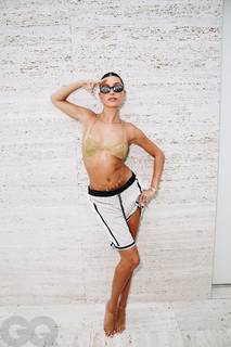 Hailey Bieber feet photo thumbnail