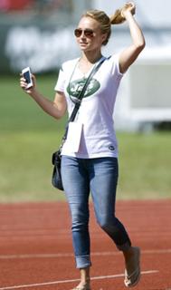 Hayden Panettiere feet photo thumbnail
